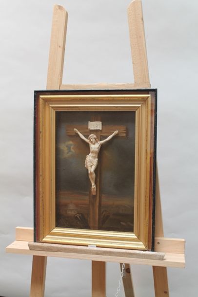 null Crucifix encadré, XXe, bois sculpté et huile, 51,2x38,9 cm (cadre).