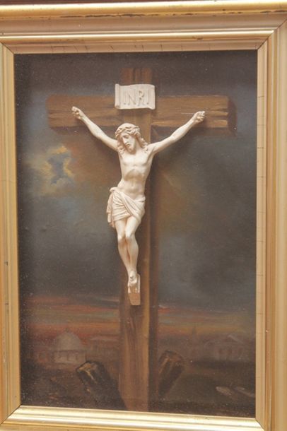 null Crucifix encadré, XXe, bois sculpté et huile, 51,2x38,9 cm (cadre).
