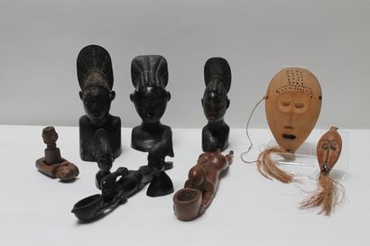 ART TRIBAL Lot d'objets, travail probablement congolais, XXe, dix-sept pièces (bustes,...