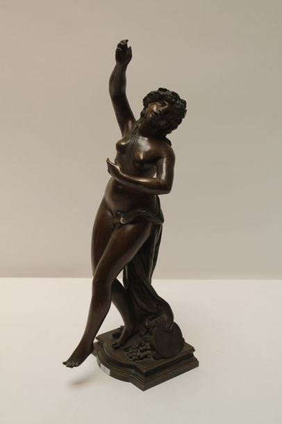 ECOLE FRANCAISE "Bacchante", XIXe, sujet en bronze patiné, h. 50 cm [usures à la...