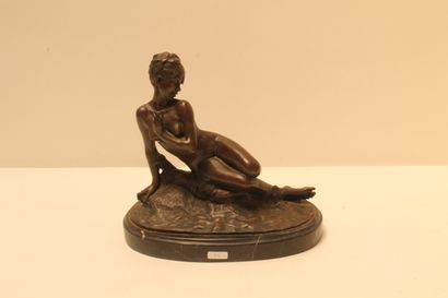 BERTAUX Léon (1827-?) "Nymphe", fin XIXe, épreuve en bronze patiné, socle ovale en...