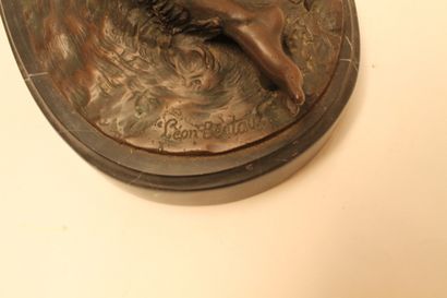 BERTAUX Léon (1827-?) "Nymphe", fin XIXe, épreuve en bronze patiné, socle ovale en...