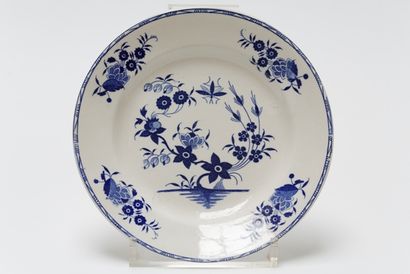 TOURNAI Partie de service recomposé, décor coréen en camaïeu bleu, XIXe, porcelaine...