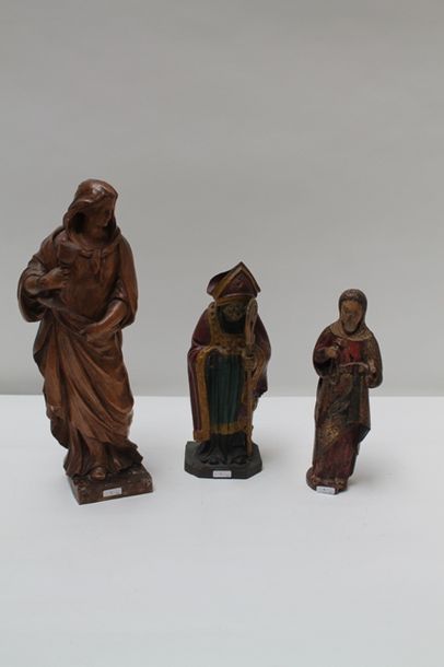 null Trois statuettes anciennes en bois sculpté dont deux polychromées :

- "Marie...