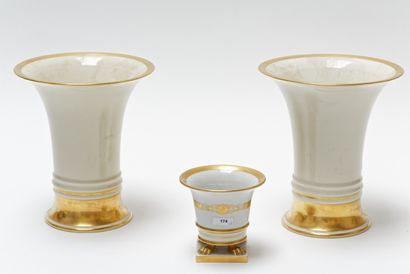 ROSENTHAL Paire de vases en cornet, XXe, porcelaine à rehauts dorés, marque aux revers,...