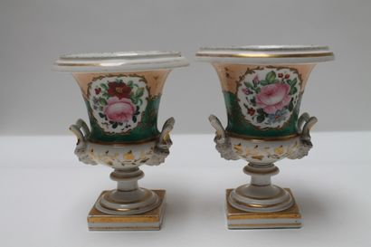 null Ensemble de porcelaines, six pièces :

- BRUXELLES ou PARIS, vase en fuseau...
