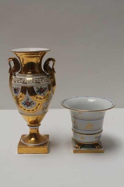 null Ensemble de porcelaines, six pièces :

- BRUXELLES ou PARIS, vase en fuseau...