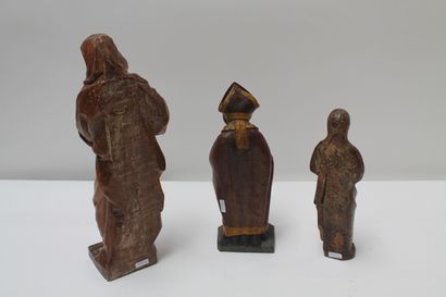 null Trois statuettes anciennes en bois sculpté dont deux polychromées :

- "Marie...