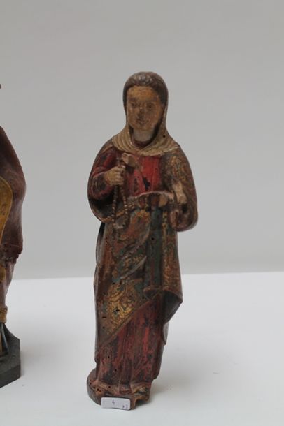 null Trois statuettes anciennes en bois sculpté dont deux polychromées :

- "Marie...