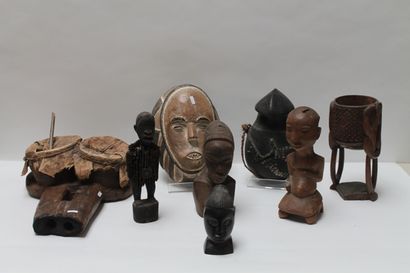 ART TRIBAL Lot d'objets, quatorze pièces : beau masque Kwele (Congo/Gabon), fétiche-reliquaire,...