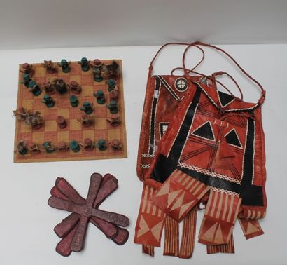 ART TRIBAL Lot d'objets, quatorze pièces : beau masque Kwele (Congo/Gabon), fétiche-reliquaire,...