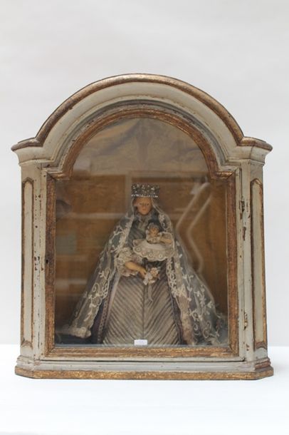 null "Sainte Vierge couronnée", XIXe, cire et tissus, niche rapportée en bois mouluré...