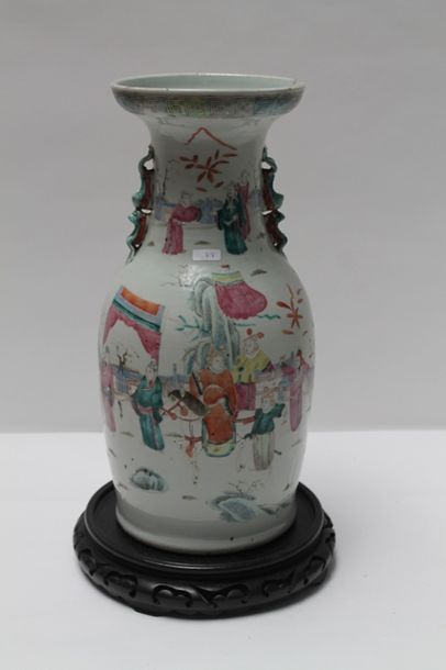 CHINE Grand vase à décor animé d'émaux polychromes dits de la famille rose, dynastie...