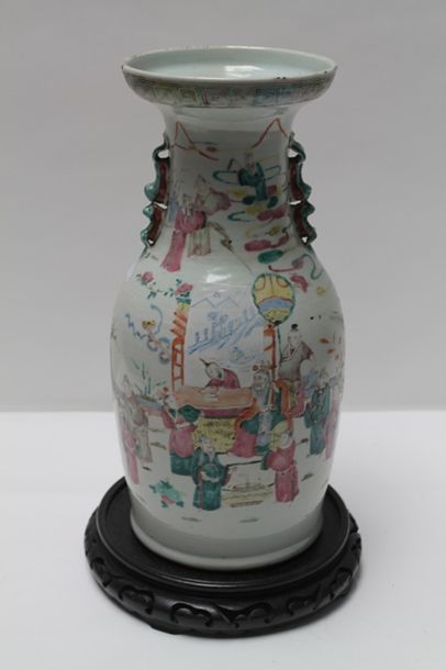 CHINE Grand vase à décor animé d'émaux polychromes dits de la famille rose, dynastie...