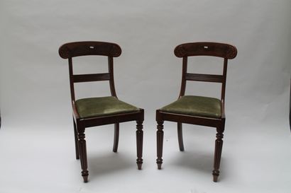 null Suite de six chaises et d'un fauteuil d'époque Louis-Philippe, XIXe, bois mouluré...