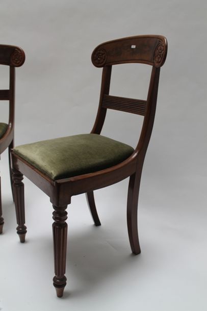 null Suite de six chaises et d'un fauteuil d'époque Louis-Philippe, XIXe, bois mouluré...