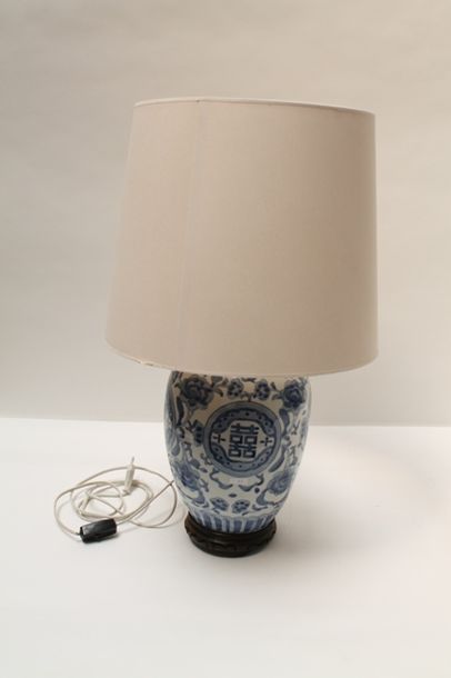 CHINE Pot à thé monté en lampe, décor bleu et blanc à motif double-joie, XXe, porcelaine,...