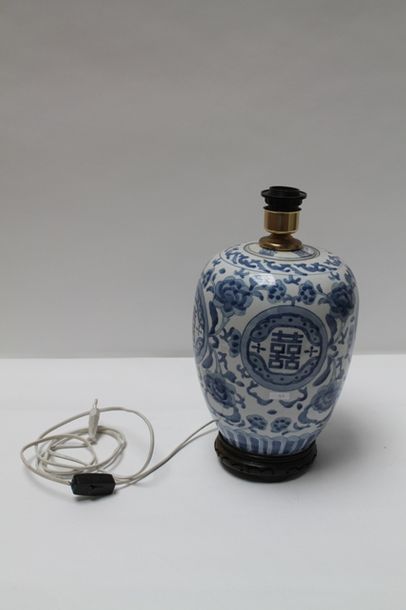 CHINE Pot à thé monté en lampe, décor bleu et blanc à motif double-joie, XXe, porcelaine,...
