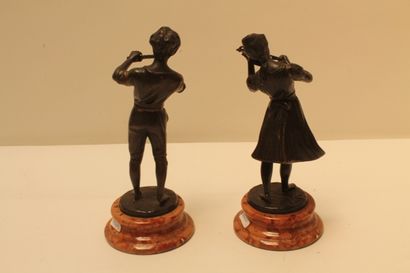 ECOLE FRANCAISE "Couple de jeunes musiciens", XXe, paire d'épreuves en bronze patiné,...