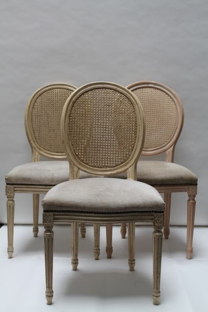 null Ensemble de quatorze chaises de style Louis XVI, XXe, bois mouluré et laqué...