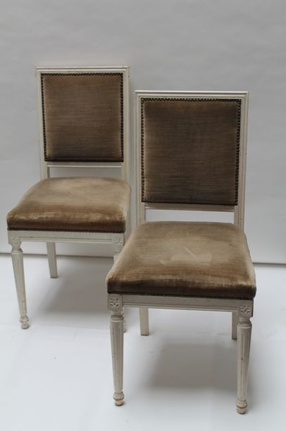 null Ensemble de quatorze chaises de style Louis XVI, XXe, bois mouluré et laqué...