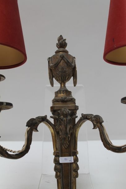 null Paire d'appliques de style Louis XVI à deux bras de lumière ornées d'un pot...