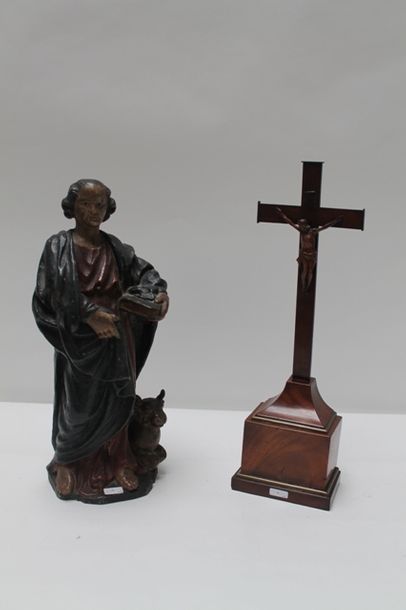 null Crucifix, XIXe, bois sculpté, h. 44,5 cm [altérations, un bras brisé].



On...