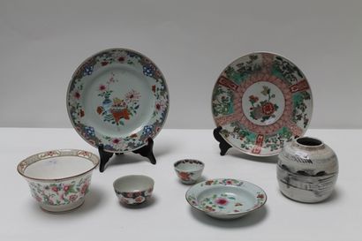 null Lot de porcelaines chinoises, dynastie Qing / XVIII-XIXe, six pièces :

- deux...