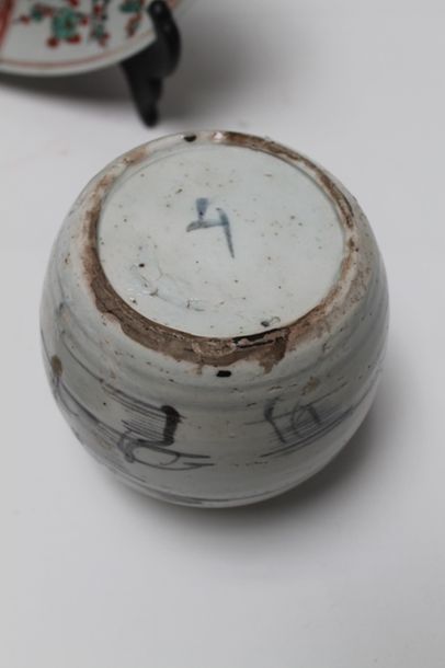 null Lot de porcelaines chinoises, dynastie Qing / XVIII-XIXe, six pièces :

- deux...