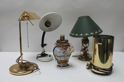null Varia de huit lampes de table dont deux paires et un luminaire cylindrique [usures...