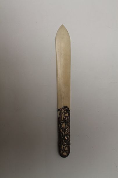 null Coupe-papier d'époque Art nouveau, circa 1900, ivoire, monture en métal argenté...