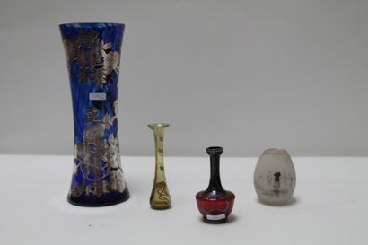 null Vase en cornet, XXe, verre soufflé à décor floral appliqué en métal, poinçons,...