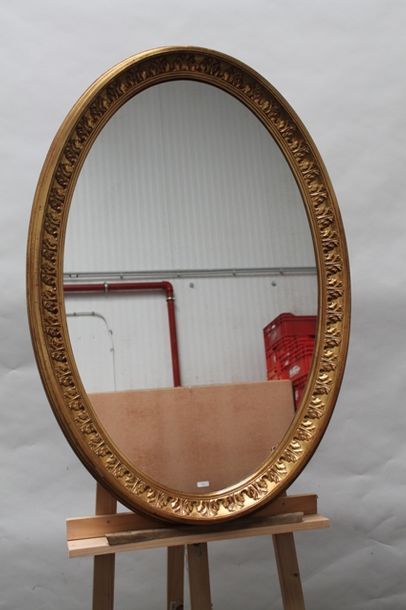 null Grand miroir ovale, XXe, encadrement en bois doré, 110x74 cm.