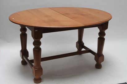 null Deux meubles rustiques, XXe, chêne clair [usures d'usage] :

- table ovale à...