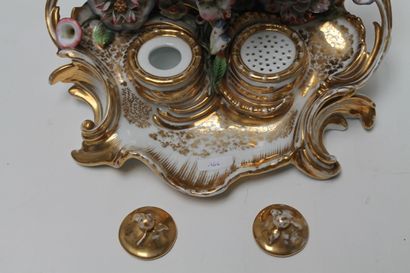 null Encrier de style Rocaille, mi-XIXe, porcelaine émaillée rehaussée d'or, l. 27...