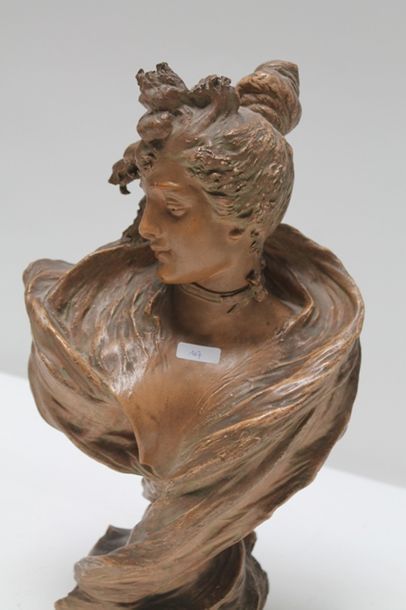 null "Buste d'élégante", circa 1900, céramique à patine nuancée, signature sur la...