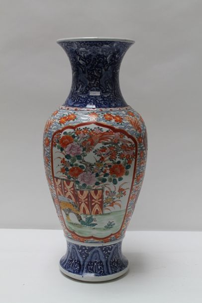 null CHINE, grand vase en balustre, décor polychrome d'émaux dits de la famille rose...