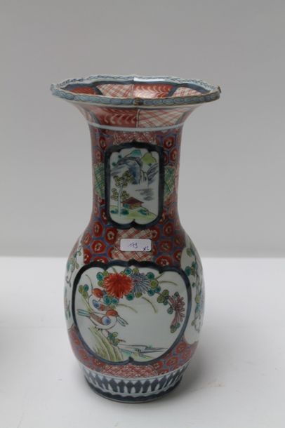 null JAPON - ARITA, paire de petits vases à col évasé, décor polychrome d'émaux de...