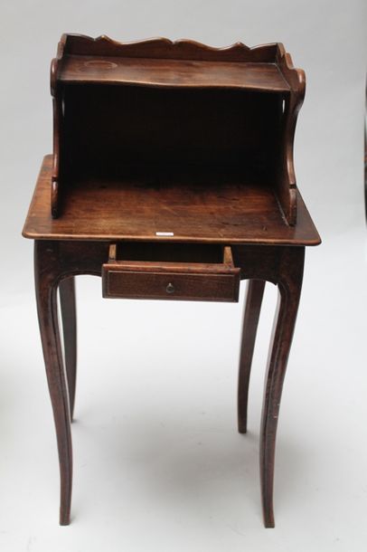 null Deux tables de salon de style Louis XV ouvrant par un petit tiroir en ceinture,...