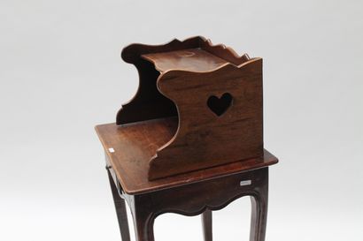 null Deux tables de salon de style Louis XV ouvrant par un petit tiroir en ceinture,...