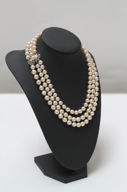 null Collier à trois rangs de perles, beau fermoir en or blanc serti d'une perle...