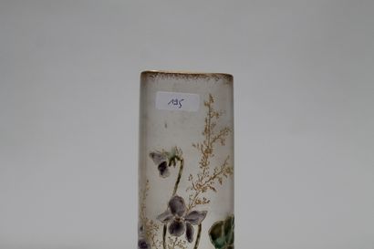 null Petit vase quadrangulaire, début XXe, verre soufflé à décor émaillé Art nouveau...