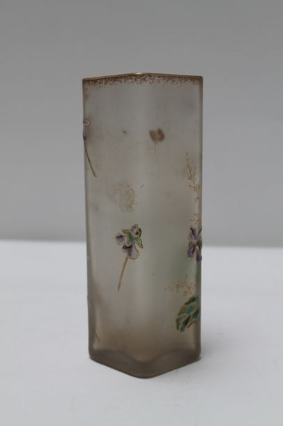 null Petit vase quadrangulaire, début XXe, verre soufflé à décor émaillé Art nouveau...