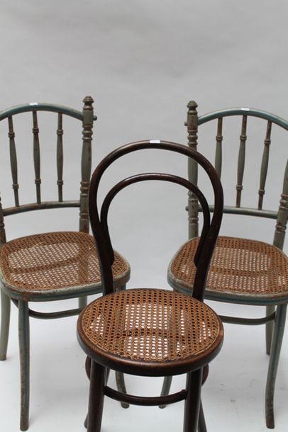 null Paire de chaises de style Napoléon III, début XXe, bois noirci sculpté, h. 86...