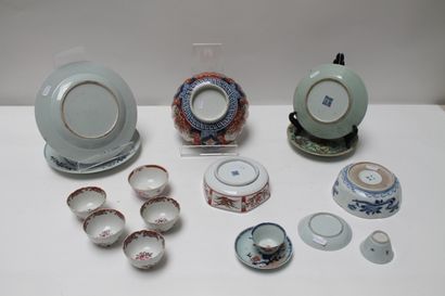 null Lot de porcelaines extrême-orientales, XVIII-XXe, quatorze pièces (trois coupes...
