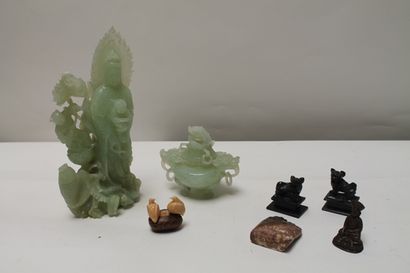 null Lot d'objets chinois, cinq pièces :

- Guanyin et brûle-parfum, XXe, pierre...