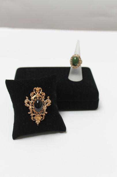 null Deux bijoux (broche Baroque et bague) de fantaisie ornés d'un cabochon.