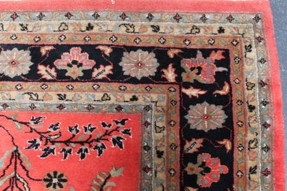 null PERSE, grand tapis à motifs floraux stylisés sur champ grenadine, 300x228 cm...
