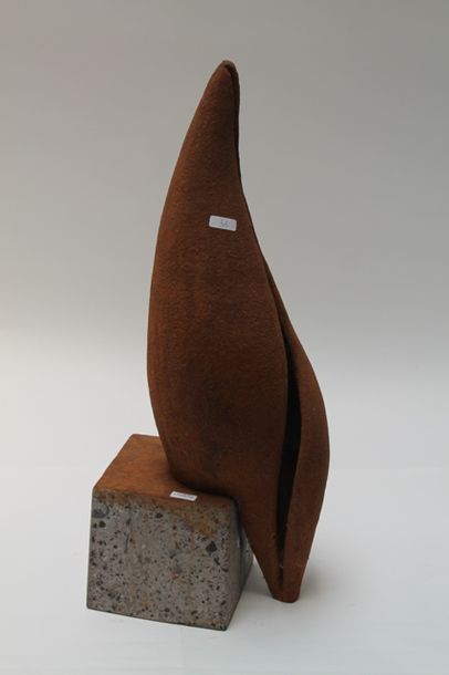 null CANNEEL Anne (1950-2017), "Femme assise", 2014, sujet en grès sur socle en pierre,...