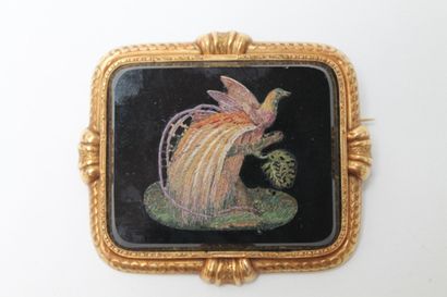 null Broche ornée d'un oiseau de paradis en micro-mosaïque, 1845, signée, datée et...
